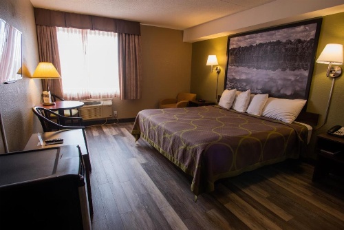 Super 8 by Wyndham Mississauga image 11