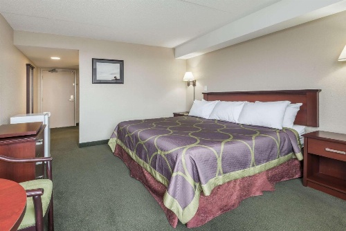 Super 8 by Wyndham Mississauga image 4