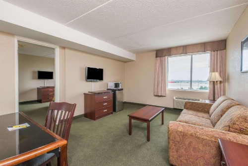 Super 8 by Wyndham Mississauga image 5