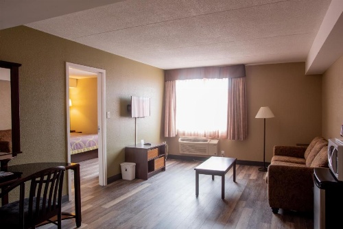 Super 8 by Wyndham Mississauga image 9